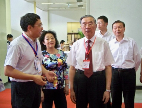 北洋集團(tuán)副總經(jīng)理高明向胡啟立主席、張琪司長(zhǎng)介紹北洋產(chǎn)品